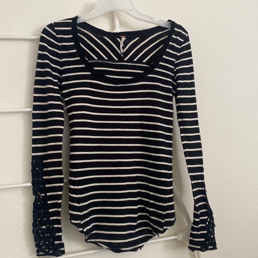 FREE PEOPLE T-Shirt Black & Cream Stripes Black Crochet’s SZ XS NWOT